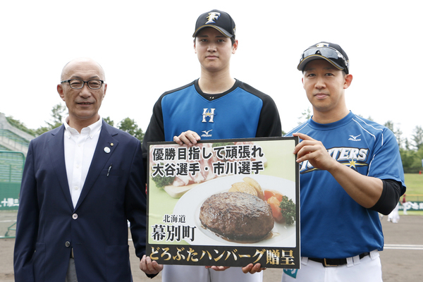 飯田町長と応援大使の写真