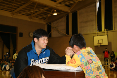 幕別小学校で腕相撲をしている様子