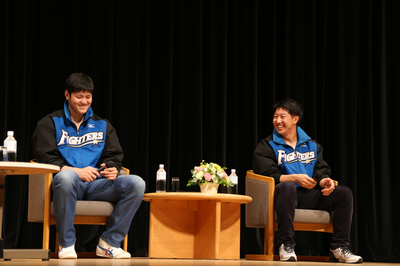安村さんに「好きな女性のタイプは?」と聞かれ、照れる大谷選手