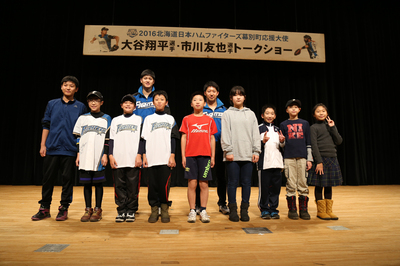 町内小学校の代表からメッセージ入りの色紙が贈られました。