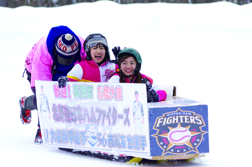 そり大会に参加する松田佳月さんと安念莉紗子さん