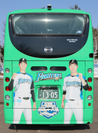 大谷選手と市川選手の写真でラッピングしたまくバスの後ろからの写真