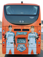 大谷選手と市川選手の写真でラッピングしたさつバスの後ろからの写真