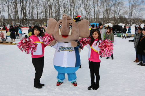 日本ハムファイターズのユニフォームを着たパオくんと記念撮影する松田佳月さん（左）と、安念莉紗子さん（右）