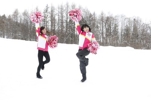 松田佳月さんと安念莉紗子さんがダンスをしている写真
