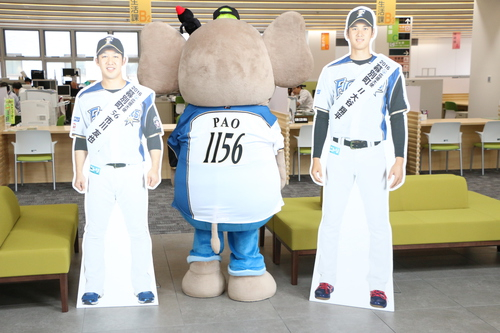 北海道日本ハムファイターズのユニフォームを着たパオくんと応援大使のパネル