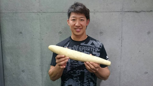 和捻じょを持った市川選手