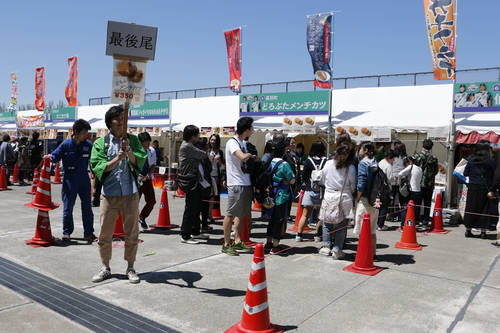 販売開始を待つ人の行列