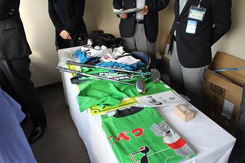 球場内の控え室で激励会見の準備中