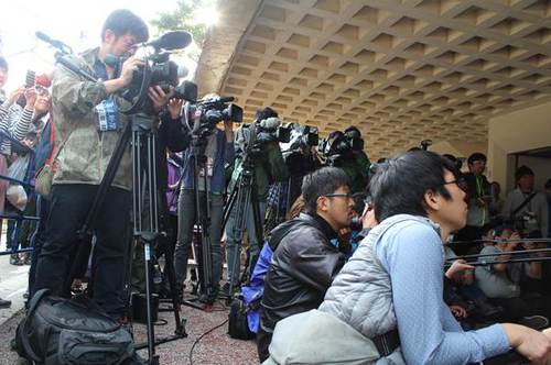 激励会場の報道とファンの様子
