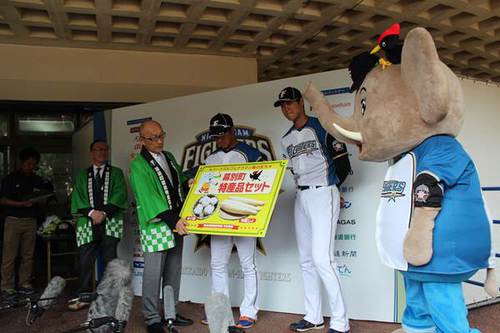 和稔じょとユリ根のパネルを大谷選手と市川選手に贈呈