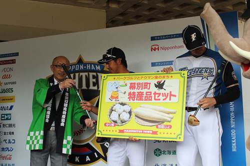 市川選手にそれぞれパークゴルフクラブを贈呈