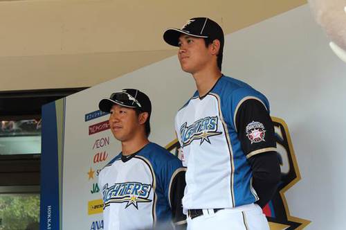 報道陣を前に記者会見をする両選手